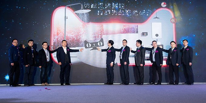 SAKURA樱花总经理张永政（图右五）参加热水器行业黑科技发布会首发仪式
